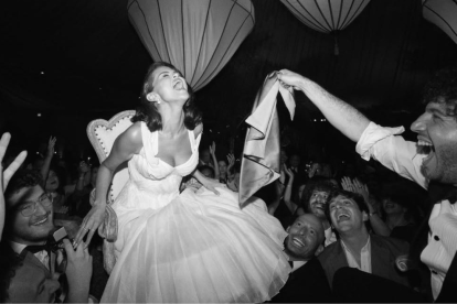 Selena compartió fotos inéditas de su ceremonia de compromiso con Benny Blanco.