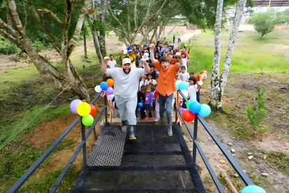 El equipo de MrBeast reemplazó un peligroso puente de madera por una estructura metálica más segura, permitiendo que los niños crucen sin riesgos para llegar a sus nuevas escuela.