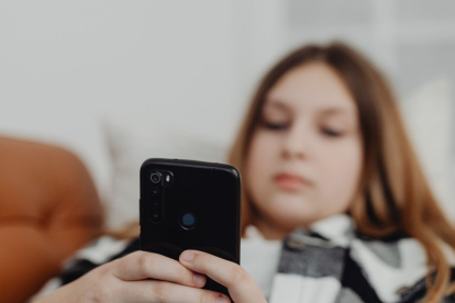 El debate sobre restringir redes sociales en adolescentes revela un desafío mayor: formar ciudadanos digitales críticos y responsables.