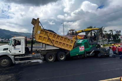 En el redondel de Las Bañistas, en Cumbayá, se realizó el tendido de carpeta asfáltica en ambos carriles.