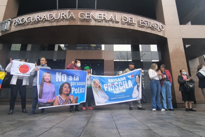 Priscila Schettini y militantes de la RC realizaron un plantón en los exteriores de la Procuraduría, en el norte de Quito.