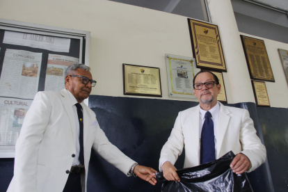 La iniciativa de los aguirrenses se concretó con la colocación de la placa en el hall del colegio.
