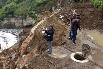 En flagrancia se verificó un movimiento de tierra y acopio de escombros en una quebrada de Tumbaco.