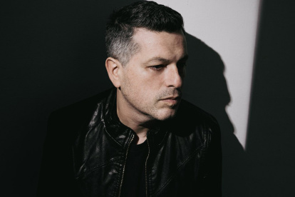 El escritor paraguayo es guitarrista y vocalista de Eyesight, grupo de new wave, trip hop e industrial, que a fines de 2025 lanzó 'The wandering light', su tercer disco