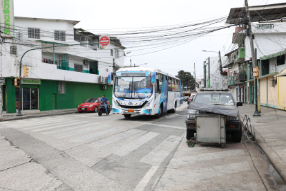 Cinco líneas de transporte público y una de alimentador del sistema Metrovía tendrán cambios en sus recorridos por trabajos viales en una calle de la ciudadela Miraflores.