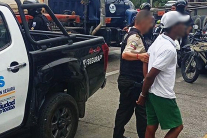 Un sujeto acusado de asaltar a conductores en la vía Perimetral fue detenido.