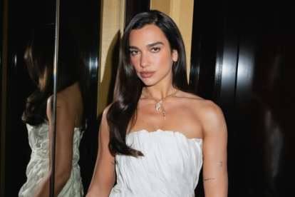 La cantante de origen albanés firmó con Warner Records en 2014 y lanzó su álbum debut homónimo en 2017.