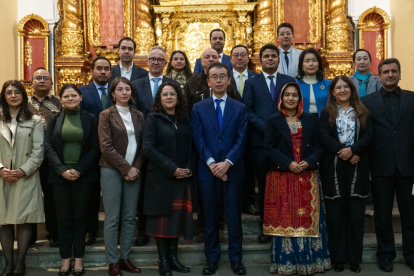 El embajador de Japón junto a un grupo de asistentes a la inauguración de la muestra.
