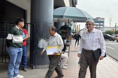 Nelson Pita y Wilson Gallegos llegaron al edificio de la Fiscalía, la mañana de este viernes 27 de marzo.