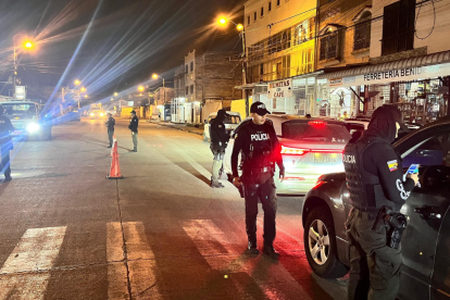 Operativo policial en un control nocturno, imagen referencial tras la captura de alias Abel y tres integrantes de Los Lobos en Esmeraldas.