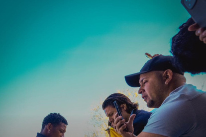 Gonzalo Plata jugador de Ecuador junto aficionados ecuatorianos.