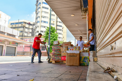 El ingreso del personal de locales comerciales es limitado al perímetro que está cercado por el riesgo de que la edificación del Multicomercio colapse.