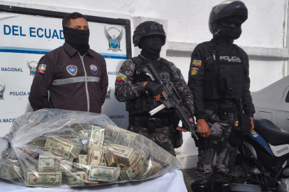 La Policía encontró el 20 de marzo de 2026 casi un millón de dólares en efectivo en una caja fuerte de un edificio del norte de Quito.