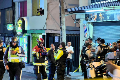 Personal de emergencia atiende a un ciudadano extranjero herido tras ataque armado en Tumbaco.