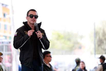 Daniel Noboa firmó los decretos que oficializan la salida de seis altos mandos de las Fuerzas Armadas.