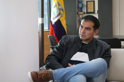 Harold Burbano anuncia acciones legales por reestructuración en la Prefectura de Pichincha.