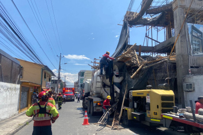 Colapso de loza en una obra en Tumbaco, en Quito, dejó cuatro obreros heridos y generó la movilización de equipos de emergencia.