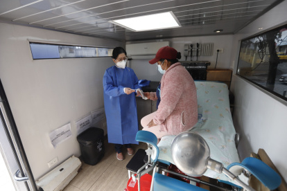 Atención. Caravanas de salud recorren barrios de la ciudad brindando atención médica gratuita y prevención.