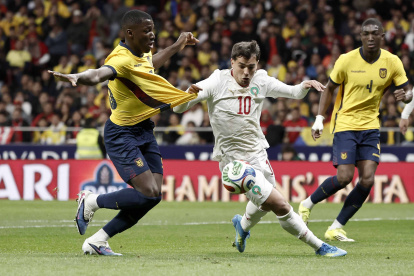 El delantero de Marruecos Brahim Díaz (c) lucha con Moisés Caicedo (i), de Ecuador, durante el partido amistoso  en Madrid.