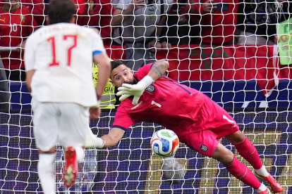 Hernán Galíndez, portero de Ecuador, en el momento que ataja el penal a Marruecos.
