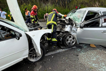 Dos autos se chocaron de frente en la avenida Panamericana Norte, a la altura del sector de Calderón, norte de Quito.