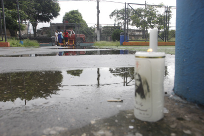 En el parque de La Pradera 2, donde se cometió el crimen de dos adolescentes, se colocó una vela en memoria de las víctimas.
