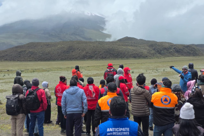 Los vigías del volcán reciben capacitación permanente por técnicos del Instituto Geofísico.