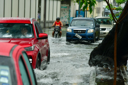 A lo largo de esta semana se han registrados lluvias continuas, lo que ha dejado calles bajo el agua y ha complicado la movilidad en prácticamente toda la ciudad.