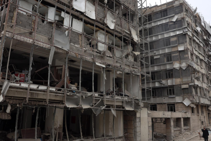 La fachada del destruido hospital Gandhi en Teherán, Irán, este lunes 2 de marzo de 2026.