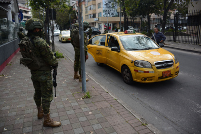 Referencia. Militares salen a las calles a brindar seguridad por el estado de excepción.