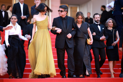 Solmaz Panahi, el director Jafar Panahi (C) y Tahereh Saeedi dirigiéndose a la premiere de 'Un simple accidente', en el Festival de Cine de Cannes 2025.