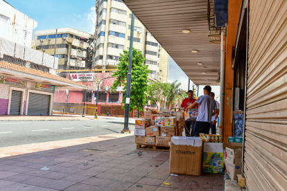 De los negocios que están alrededor del centro comercial Multicomercio se retira la mercadería para llevarla a otros locales.
