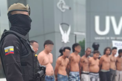 Agentes de la Unidad de Vigilancia Comunitaria custodian a los detenidos durante el operativo Apolo 8 en Guayas.
