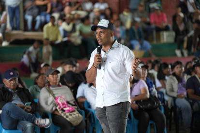 El candidato a una curul de paz para las próximas elecciones legislativas en Colombia, Esneyder Gómez en Toribío, Cauca (Colombia).