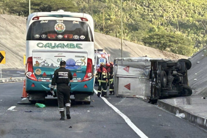 Un camión mediano quedó volcado y encunetado sobre la vía.