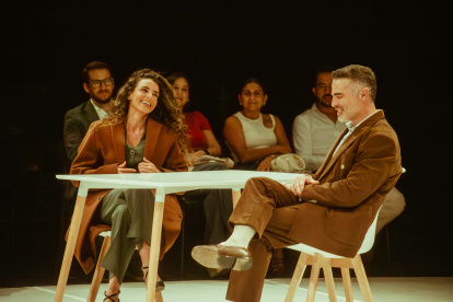 En escena, Andrade encarna a Mariana en los años setenta y a Hanna en el presente; Manrique da vida a Daniel y a Andrés.