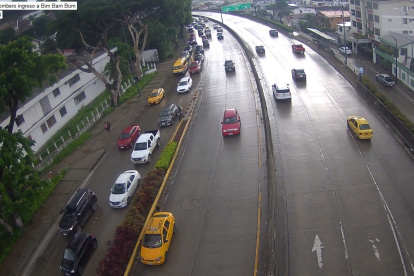 En la avenida del Bombero, en el sector de Los Ceibos, la calzada se mojó debido a la lluvia registrada la tarde del 2 de marzo.