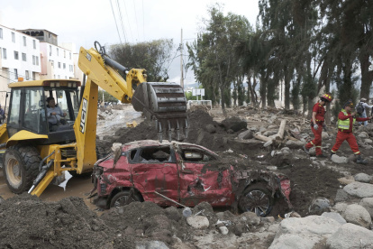 Integrantes del Cuerpo General de Bomberos Voluntarios del Perú inspeccionan una zona afectada por lluvias e inundaciones este lunes, en Arequipa (Perú).