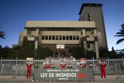 Personas sostiene carteles durante una manifestación este lunes, frente al Congreso Nacional de Chile, en Valparaíso (Chile).