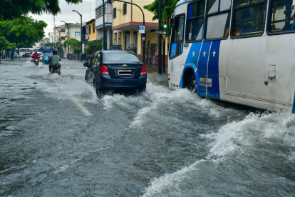 En las calles Los Ríos y Argentina, en el suroeste de Guayaquil, se registró acumulación de agua este sábado 21 de febrero.