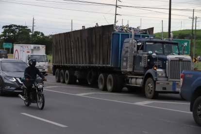 Impactante accidente en Salitre: motocicleta quedó atrapada bajo un auto por cinco kilómetros.