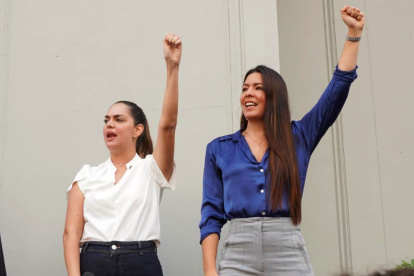 La esposa de Aquiles Álvarez, Fiorella Icaza (izquierda), y la alcaldesa encargada, Tatiana Coronel, presidieron la manifestación a favor del alcalde de Guayaquil.