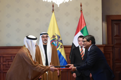 Firma. El príncipe heredero de Abu Dabi, en la firma del acuerdo CEPA, con el Gobierno ecuatoriano.