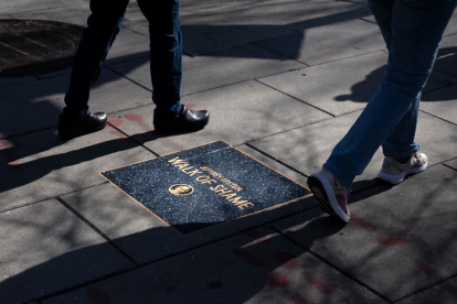 En las inmediaciones de la Casa Blanca apareció un “Jeffrey Epstein Walk of Shame”, una instalación que imita el célebre Paseo de la Fama de Hollywood.