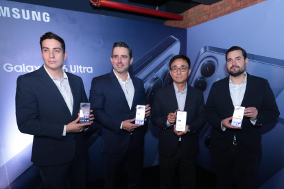 Phillippe Cisneros, Gerente de Producto de dispositivos móviles; Jaime Simó, Gerente de división de dispositivos móviles; Jay Park, Presidente de Samsung Electronics Ecuador; Carlos Zapata, Gerente de Marketing de Samsung Ecuador.