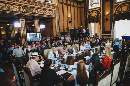 Concejales sesionan en el Salón de la Ciudad, en el Palacio Municipal.