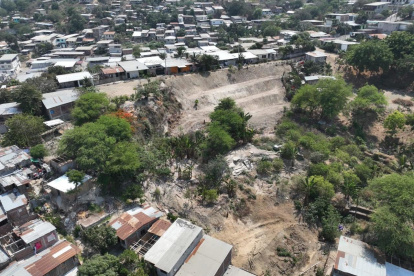 Desde lo alto se observa el riesgo existente ante posibles deslizamientos de tierra.