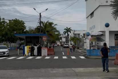 En los exteriores del Comando de Policía de Machala, hubo movimiento por el traslado de los aprehendidos hasta Guayaquil.