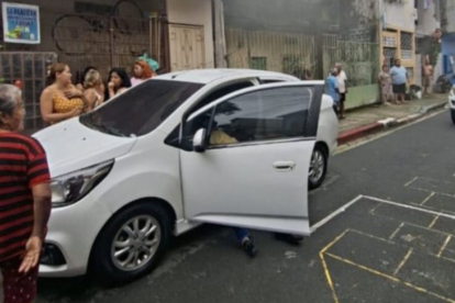 Agentes policiales acudieron al sitio donde se reportó el asesinato del jefe de operaciones del hospital Teodoro Maldonado Carbo, en Guayaquil.