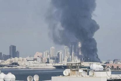 Vista de una columna de humo en Baréin. La Guardia Revolucionaria iraní confirmó este sábado que ha lanzado ataques contra bases estadounidenses situadas en Baréin, Catar y Emiratos Árabes como represalia por los bombardeos de Estados Unidos e Israel.